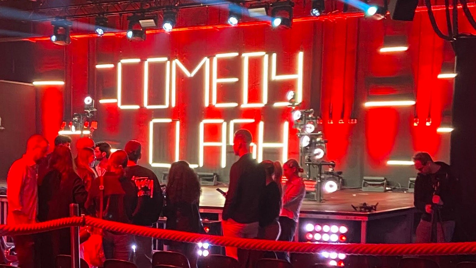 Bühne des Stuttgarter Comedy Clash im Wizemann mit leuchtendem Schriftzug, davor Publikum vor Beginn der Show